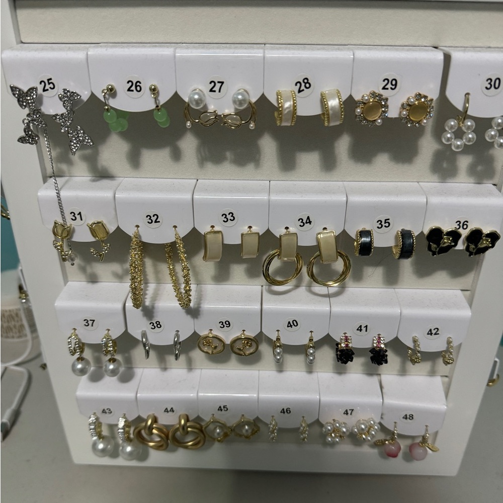 clearances sale a lot of fashion earrings about 300pcs -400pcs  no return